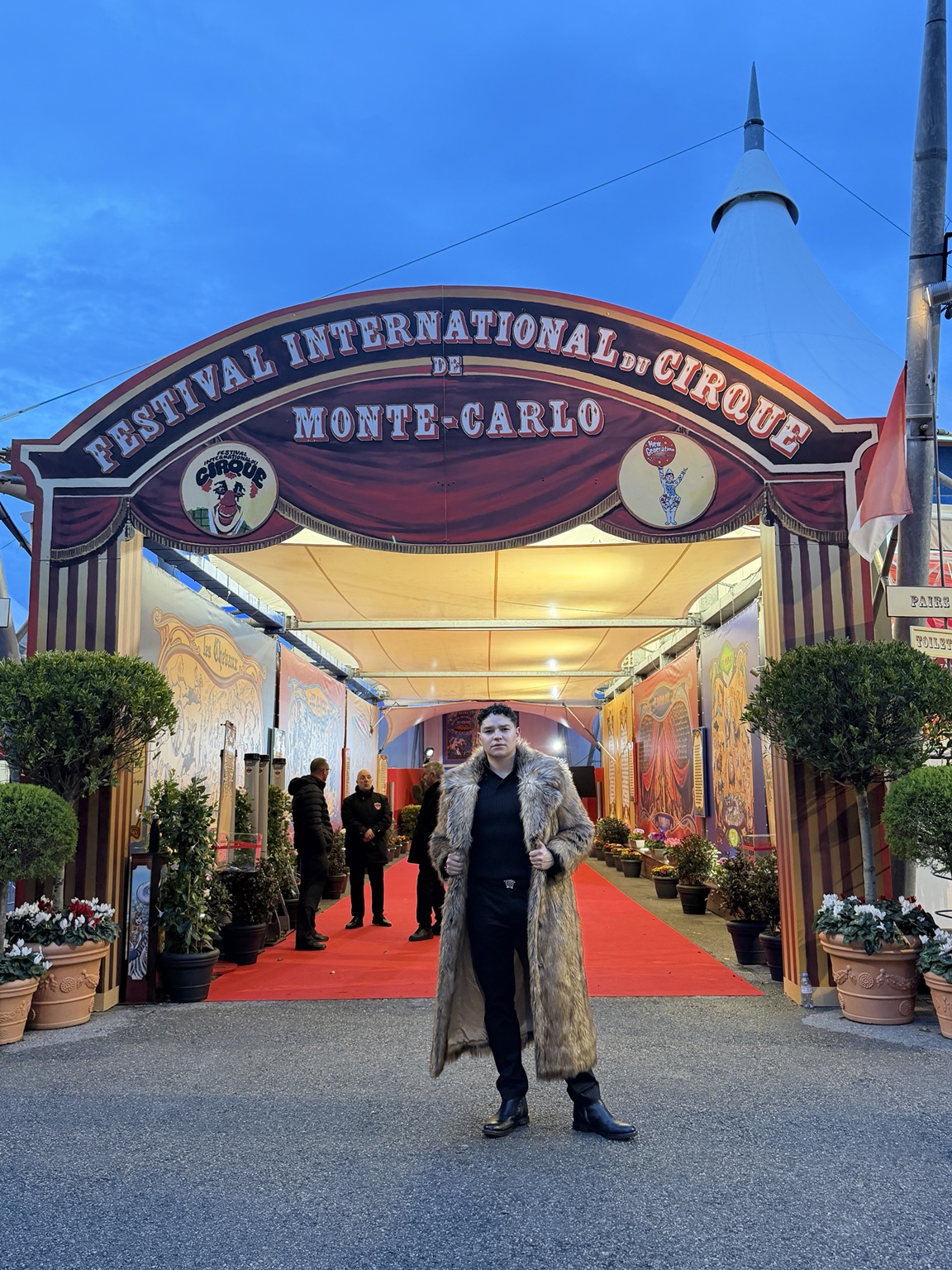 ROMEL el Ídolo en la entrada del Festival International du Cirque de Monte-Carlo 2026